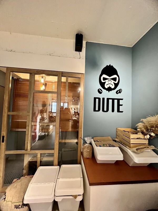 【台灣，桃園市，平鎮區】DUTE coffee ＆ bar 獨特咖啡，果然獨特！雪崩蛋糕視覺超療癒，飲品視覺味蕾也讓人超滿足！！（中壢美食/中壢咖啡館/中壢下午茶）