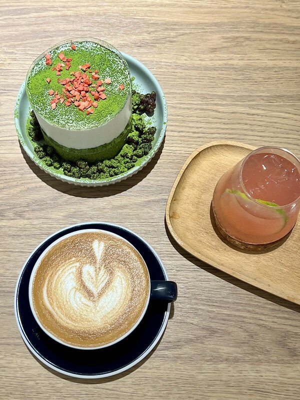 【台灣，桃園市，平鎮區】DUTE coffee ＆ bar 獨特咖啡，果然獨特！雪崩蛋糕視覺超療癒，飲品視覺味蕾也讓人超滿足！！（中壢美食/中壢咖啡館/中壢下午茶）