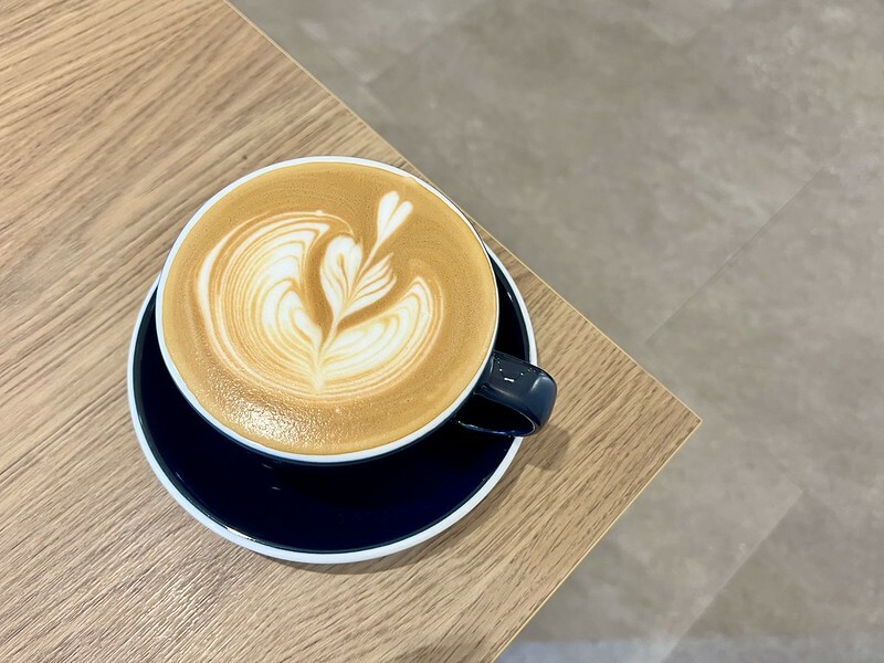 【台灣，桃園市，平鎮區】DUTE coffee ＆ bar 獨特咖啡，果然獨特！雪崩蛋糕視覺超療癒，飲品視覺味蕾也讓人超滿足！！（中壢美食/中壢咖啡館/中壢下午茶）