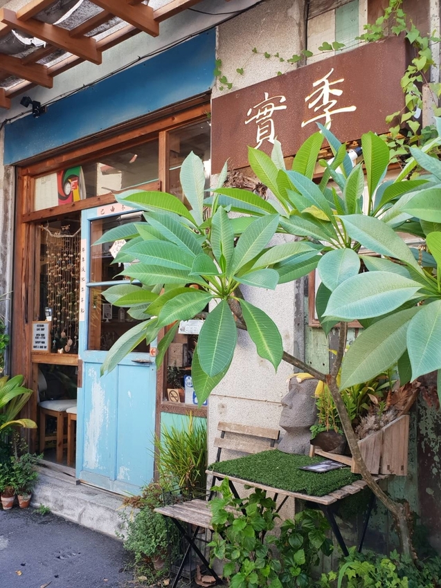 【花蓮.市區】寵物友善早午餐實季。食記。Seedson Coffee早午餐。推培茶拿鐵+蘋果鮪魚三明治+堅果沙拉