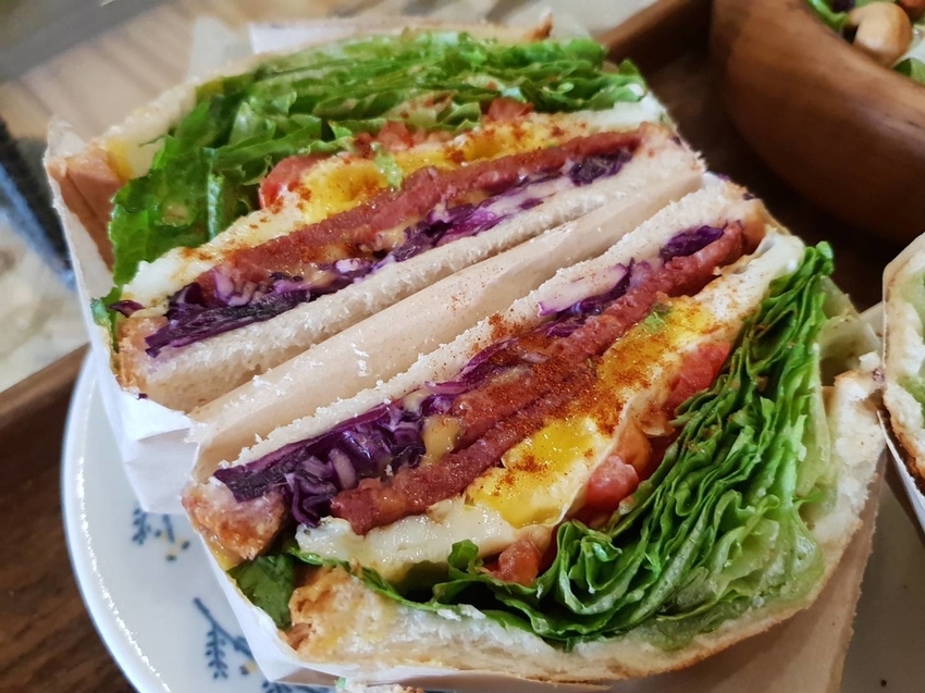 【花蓮.市區】寵物友善早午餐實季。食記。Seedson Coffee早午餐。推培茶拿鐵+蘋果鮪魚三明治+堅果沙拉