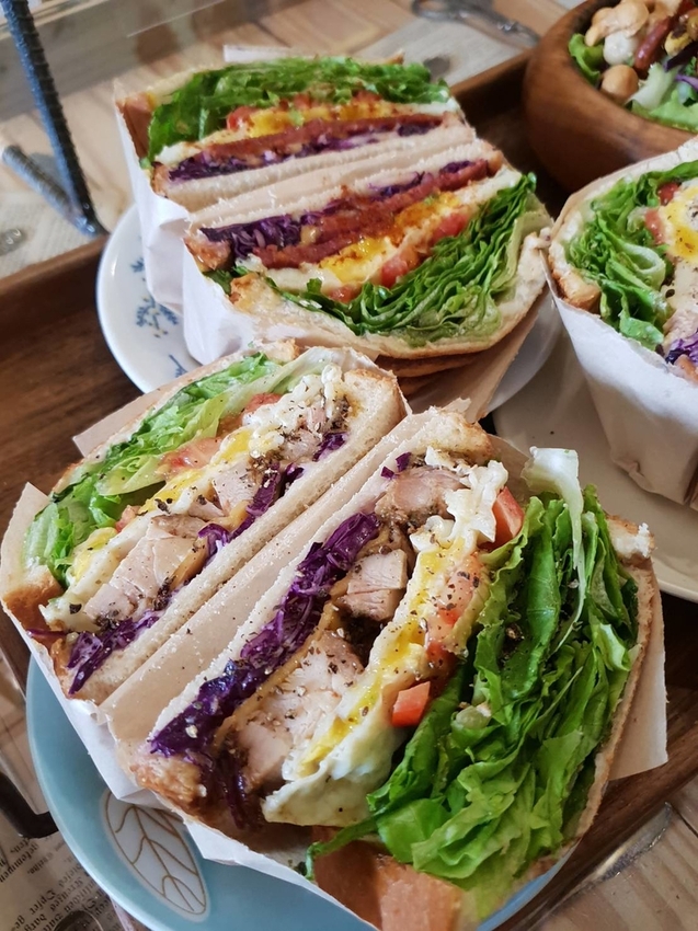 【花蓮.市區】寵物友善早午餐實季。食記。Seedson Coffee早午餐。推培茶拿鐵+蘋果鮪魚三明治+堅果沙拉