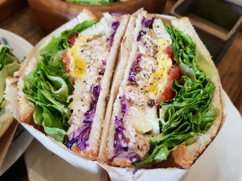 【花蓮.市區】寵物友善早午餐實季。食記。Seedson Coffee早午餐。推培茶拿鐵+蘋果鮪魚三明治+堅果沙拉