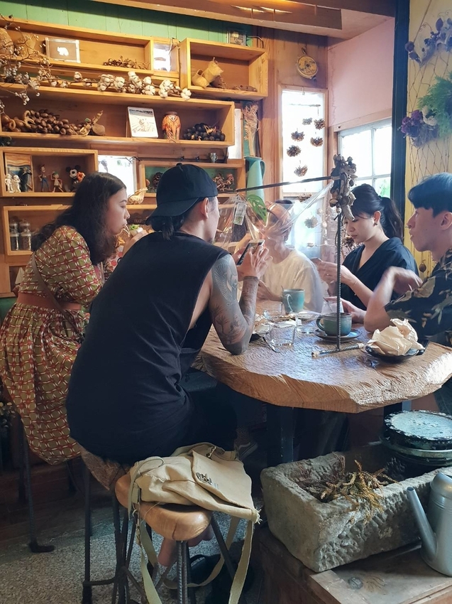 【花蓮.市區】寵物友善早午餐實季。食記。Seedson Coffee早午餐。推培茶拿鐵+蘋果鮪魚三明治+堅果沙拉