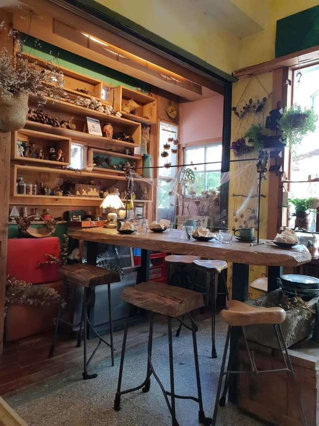 【花蓮.市區】寵物友善早午餐實季。食記。Seedson Coffee早午餐。推培茶拿鐵+蘋果鮪魚三明治+堅果沙拉