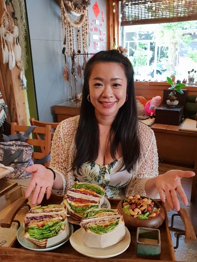 【花蓮.市區】寵物友善早午餐實季。食記。Seedson Coffee早午餐。推培茶拿鐵+蘋果鮪魚三明治+堅果沙拉