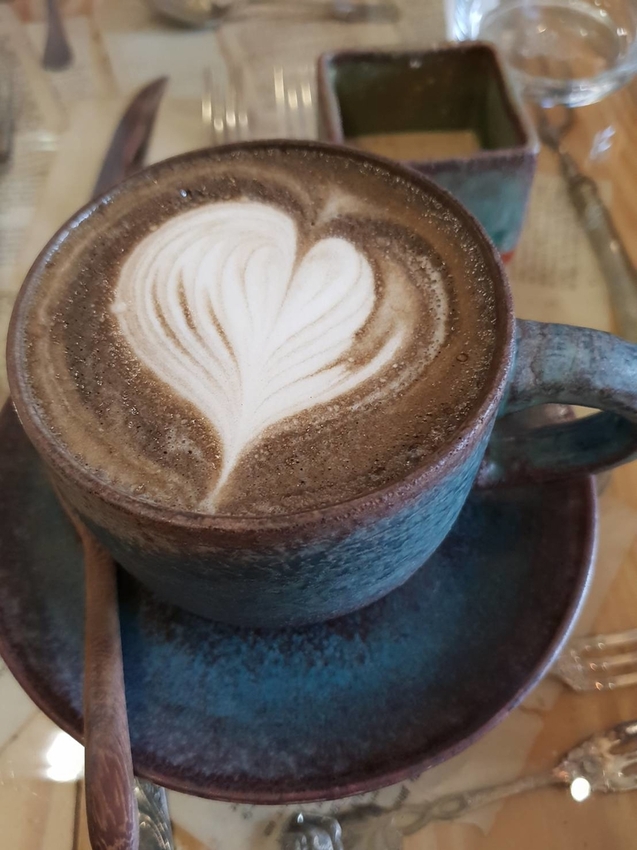 【花蓮.市區】寵物友善早午餐實季。食記。Seedson Coffee早午餐。推培茶拿鐵+蘋果鮪魚三明治+堅果沙拉