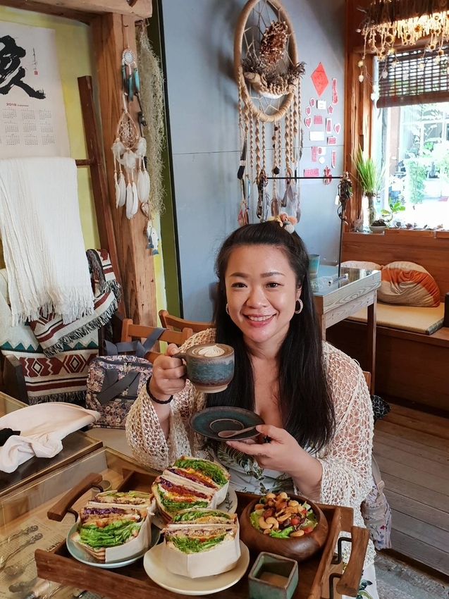 【花蓮.市區】寵物友善早午餐實季。食記。Seedson Coffee早午餐。推培茶拿鐵+蘋果鮪魚三明治+堅果沙拉