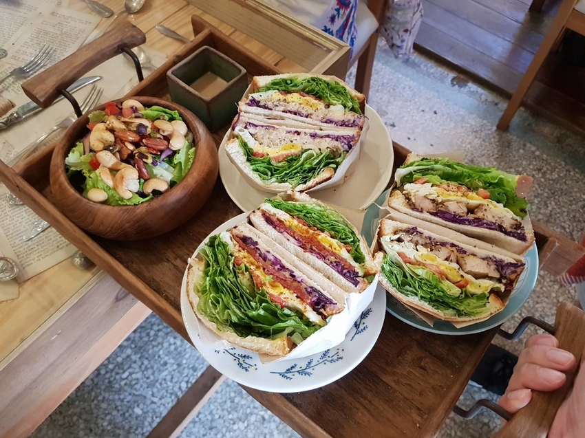 【花蓮.市區】寵物友善早午餐實季。食記。Seedson Coffee早午餐。推培茶拿鐵+蘋果鮪魚三明治+堅果沙拉