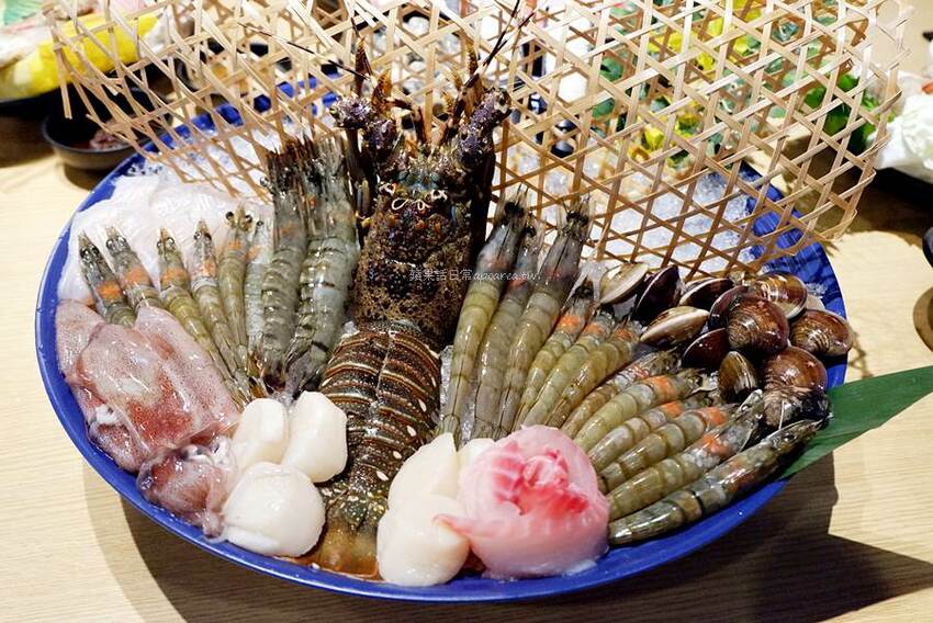 肉多多火鍋。近一中商圈268元鮮蔬自助吧吃到飽，吸睛浮誇肉蛋糕生日慶生最特別！台中進化店 - 🍎 蘋果話日常🍎