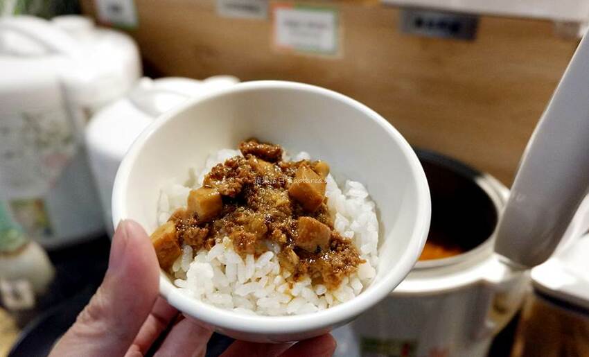 肉多多火鍋。近一中商圈268元鮮蔬自助吧吃到飽，吸睛浮誇肉蛋糕生日慶生最特別！台中進化店 - 🍎 蘋果話日常🍎