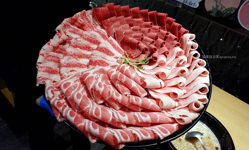 肉多多火鍋。近一中商圈268元鮮蔬自助吧吃到飽，吸睛浮誇肉蛋糕生日慶生最特別！台中進化店 - 🍎 蘋果話日常🍎