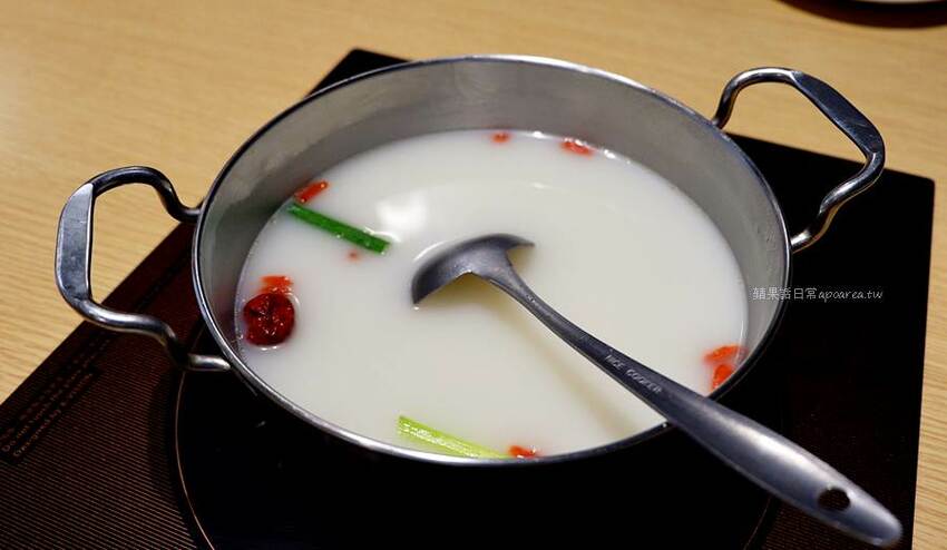 肉多多火鍋。近一中商圈268元鮮蔬自助吧吃到飽，吸睛浮誇肉蛋糕生日慶生最特別！台中進化店 - 🍎 蘋果話日常🍎