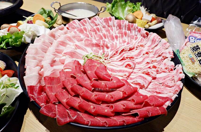 肉多多火鍋。近一中商圈268元鮮蔬自助吧吃到飽，吸睛浮誇肉蛋糕生日慶生最特別！台中進化店 - 🍎 蘋果話日常🍎