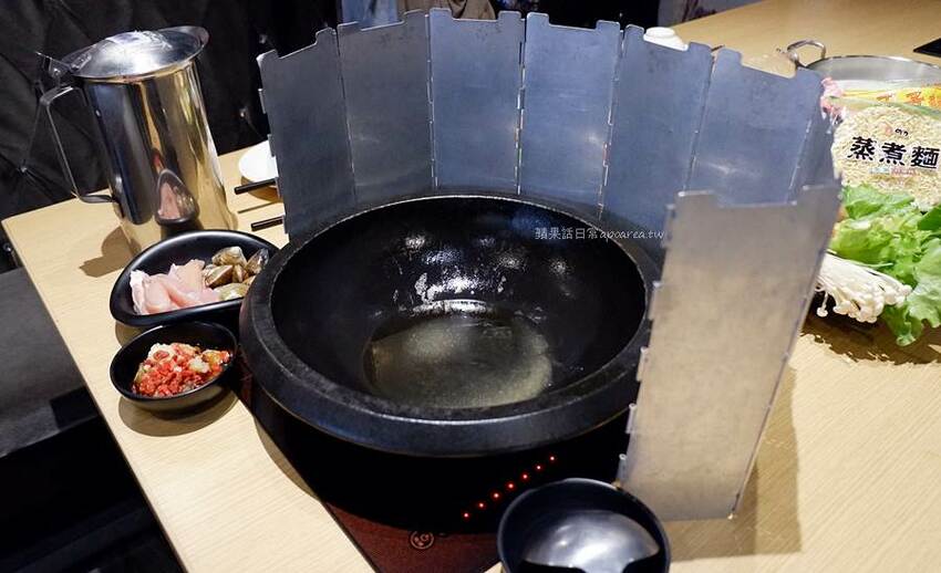 肉多多火鍋。近一中商圈268元鮮蔬自助吧吃到飽，吸睛浮誇肉蛋糕生日慶生最特別！台中進化店 - 🍎 蘋果話日常🍎