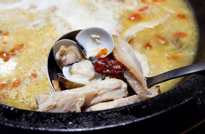 肉多多火鍋。近一中商圈268元鮮蔬自助吧吃到飽，吸睛浮誇肉蛋糕生日慶生最特別！台中進化店 - 🍎 蘋果話日常🍎