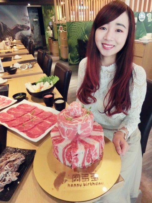 超浮誇16盎司肉蛋糕,生日慶生來肉多多火鍋 蔬食吧吃到飽還有爆炒火鍋冬天吃最對味 - Cyndi loves享食天堂