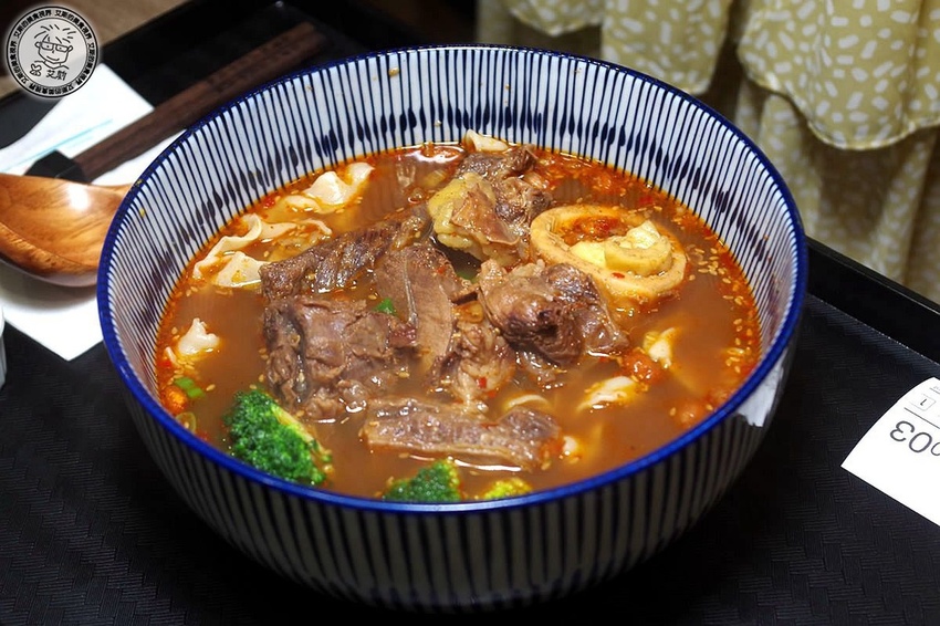 4紅燒牛肉麵寬麵1.jpg