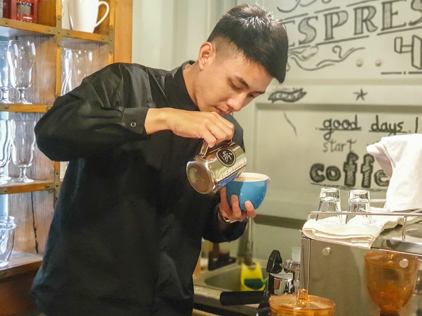 source: imgur.com 高雄美食||4C倉庫咖啡-超隱密的設計咖啡館,藏在倉庫群裡||鼓山區、不限時咖啡廳