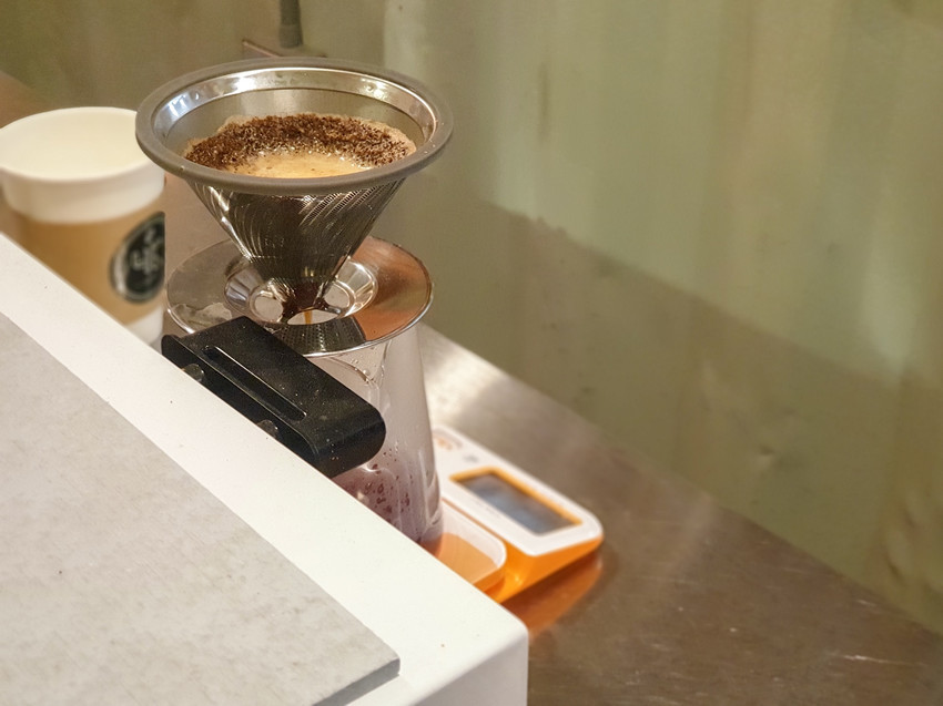 source: imgur.com 高雄美食||4C倉庫咖啡-超隱密的設計咖啡館,藏在倉庫群裡||鼓山區、不限時咖啡廳