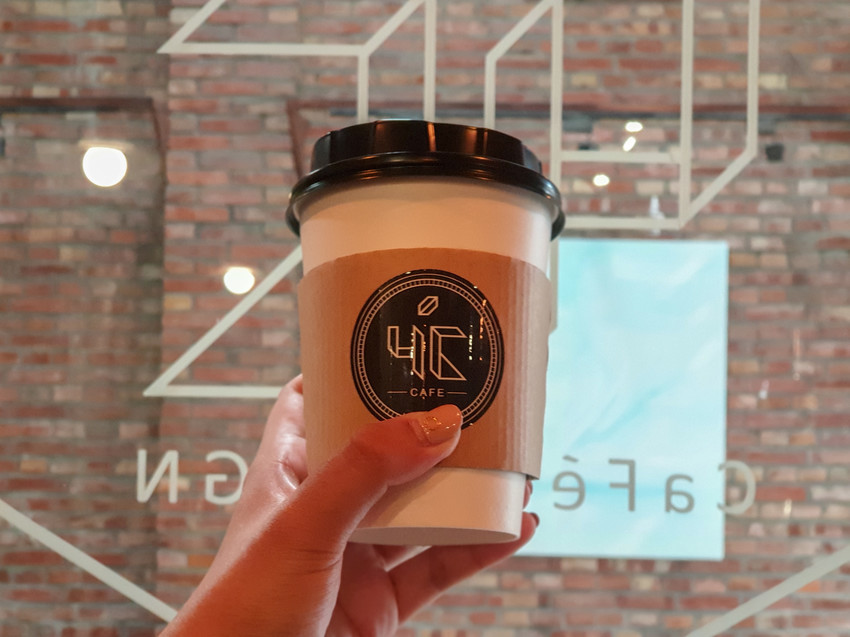 source: imgur.com 高雄美食||4C倉庫咖啡-超隱密的設計咖啡館,藏在倉庫群裡||鼓山區、不限時咖啡廳