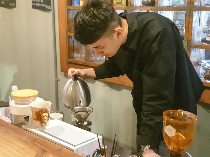 source: imgur.com 高雄美食||4C倉庫咖啡-超隱密的設計咖啡館,藏在倉庫群裡||鼓山區、不限時咖啡廳