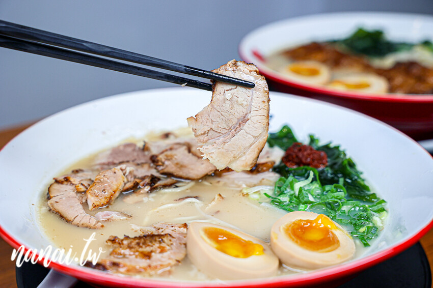 員林在地人私藏日式拉麵店!必點期間限定魔物燒豚,整塊軟骨肉長15公分。