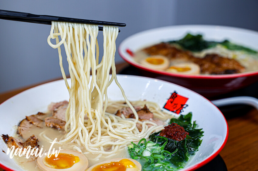 員林在地人私藏日式拉麵店!必點期間限定魔物燒豚,整塊軟骨肉長15公分。