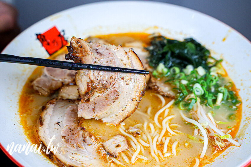 員林在地人私藏日式拉麵店!必點期間限定魔物燒豚,整塊軟骨肉長15公分。