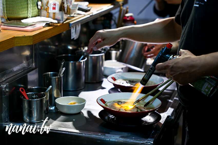 員林在地人私藏日式拉麵店!必點期間限定魔物燒豚,整塊軟骨肉長15公分。