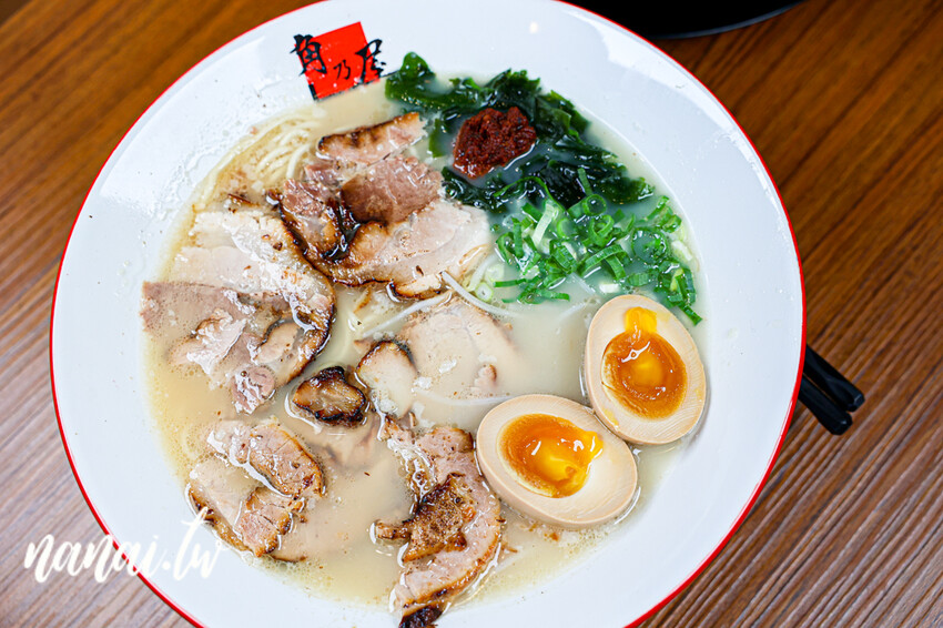 員林在地人私藏日式拉麵店!必點期間限定魔物燒豚,整塊軟骨肉長15公分。