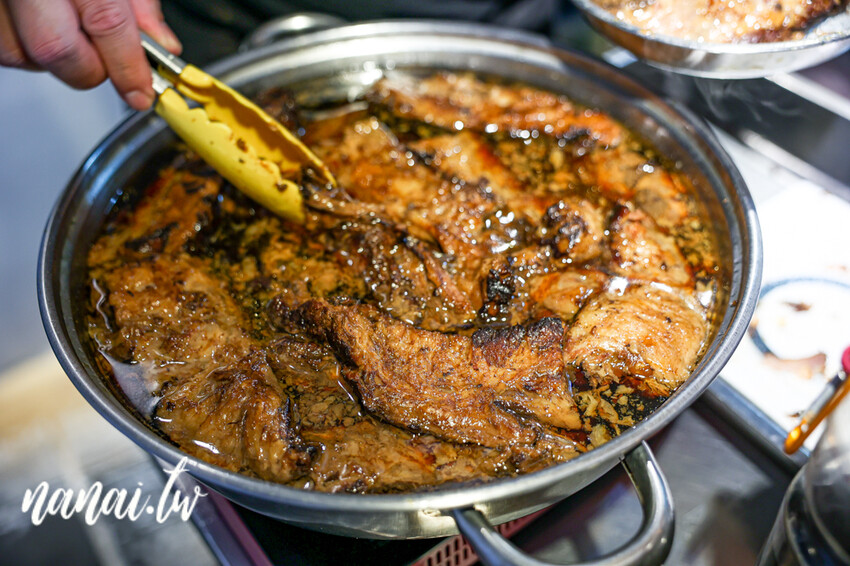 員林在地人私藏日式拉麵店!必點期間限定魔物燒豚,整塊軟骨肉長15公分。