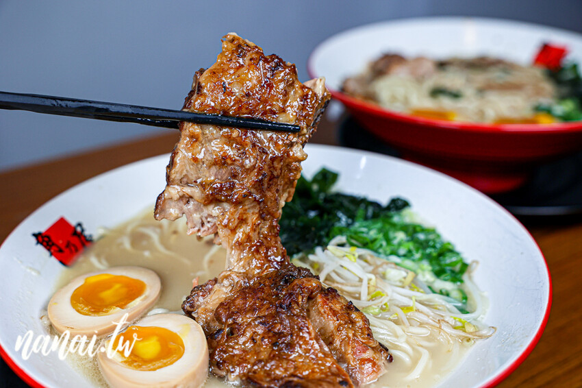 員林在地人私藏日式拉麵店!必點期間限定魔物燒豚,整塊軟骨肉長15公分。