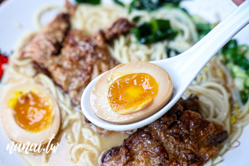 員林在地人私藏日式拉麵店!必點期間限定魔物燒豚,整塊軟骨肉長15公分。