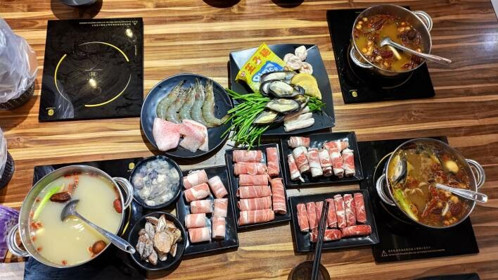 【三峽美食】蒙古紅蒙古火鍋，道地蒙古麻辣鍋 | 安格斯牛、海鮮吃到飽