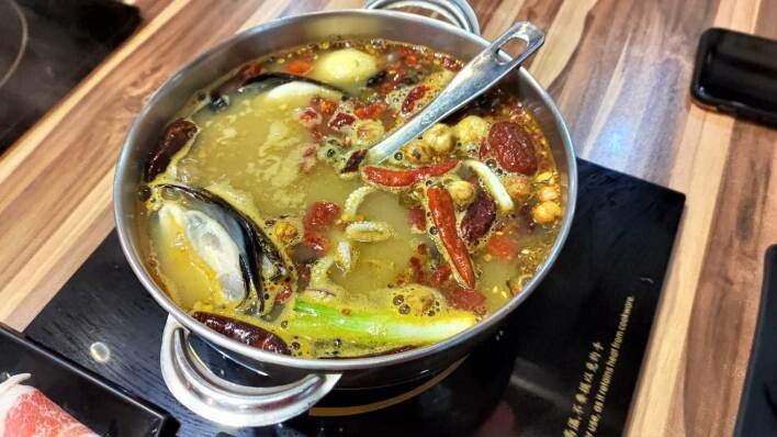 【三峽美食】蒙古紅蒙古火鍋，道地蒙古麻辣鍋 | 安格斯牛、海鮮吃到飽