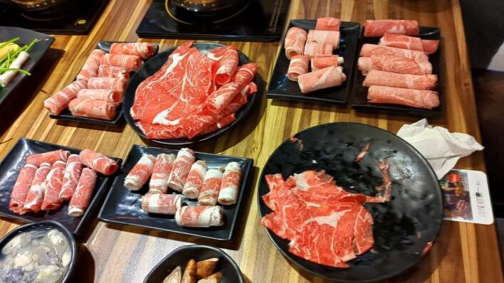 【三峽美食】蒙古紅蒙古火鍋，道地蒙古麻辣鍋 | 安格斯牛、海鮮吃到飽