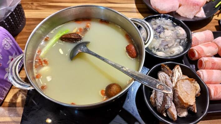 【三峽美食】蒙古紅蒙古火鍋，道地蒙古麻辣鍋 | 安格斯牛、海鮮吃到飽