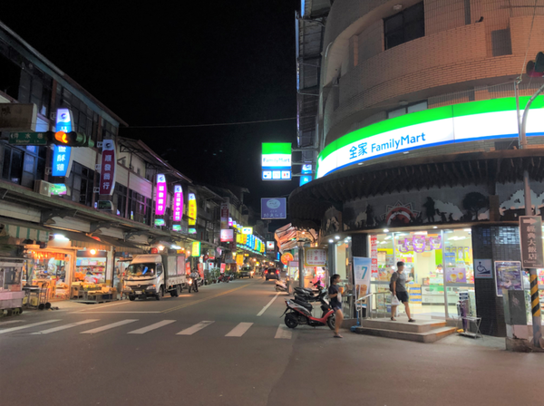 【南投住宿】魚樂魚池 背包客棧 ￭ 魚光窯烤 手作麵包 x 包含免費早餐、鄰近日月潭║南投青年旅館推薦、南投背包客棧推薦、日月潭伴手禮推薦