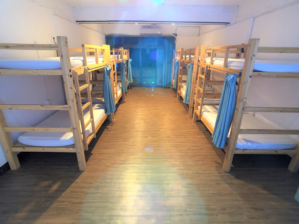 【南投住宿】魚樂魚池 背包客棧 ￭ 魚光窯烤 手作麵包 x 包含免費早餐、鄰近日月潭║南投青年旅館推薦、南投背包客棧推薦、日月潭伴手禮推薦