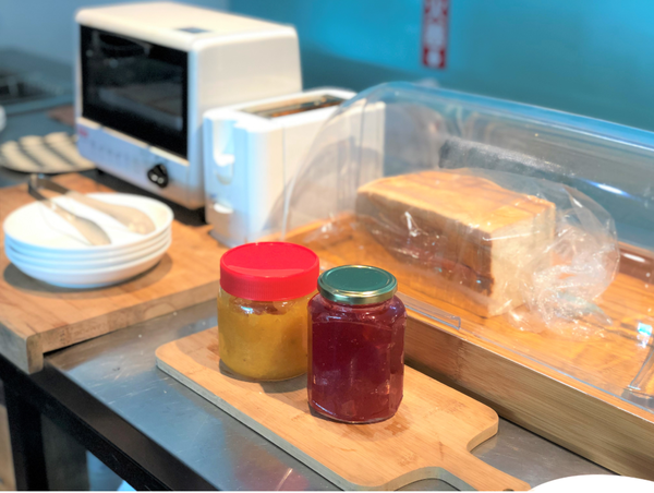 【南投住宿】魚樂魚池 背包客棧 ￭ 魚光窯烤 手作麵包 x 包含免費早餐、鄰近日月潭║南投青年旅館推薦、南投背包客棧推薦、日月潭伴手禮推薦