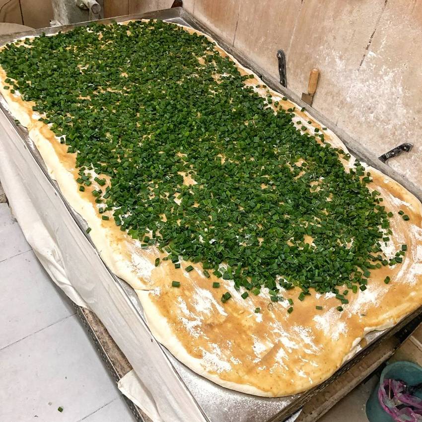 傳統北方眷村古早味【張記早餐店】飄香在地40年 每日現做蔥油餅香酥脆 生意強強滾 | 小白只饗ㄔ美食