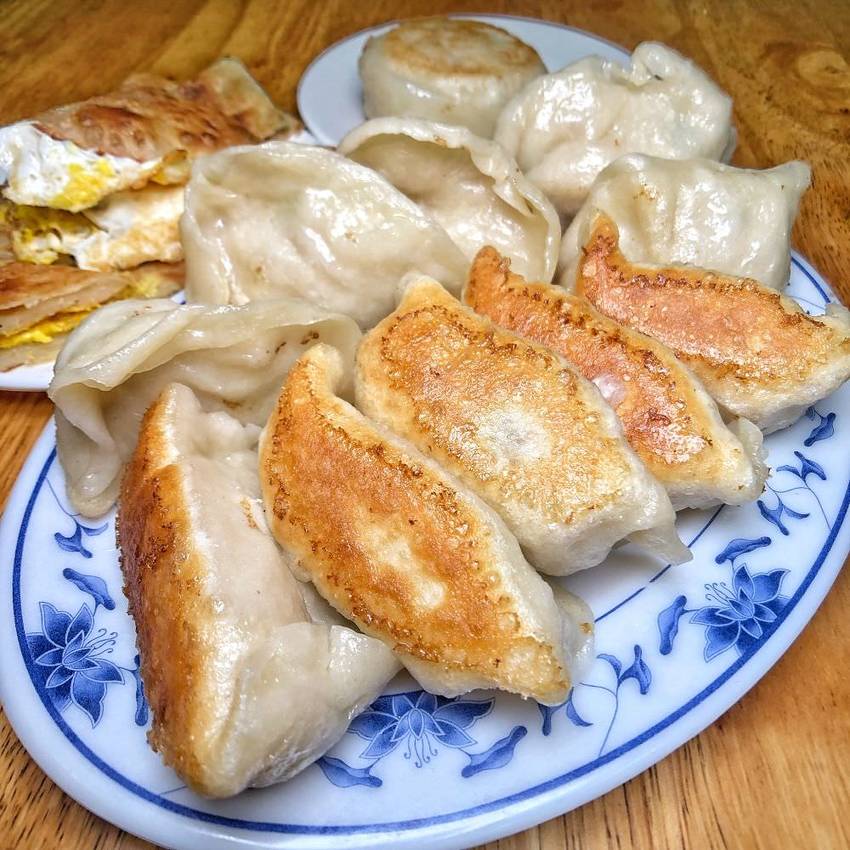 傳統北方眷村古早味【張記早餐店】飄香在地40年 每日現做蔥油餅香酥脆 生意強強滾 | 小白只饗ㄔ美食