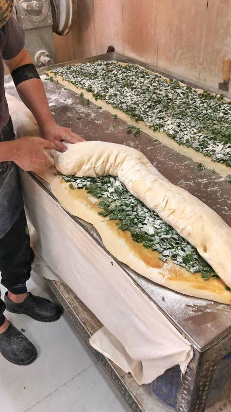 傳統北方眷村古早味【張記早餐店】飄香在地40年 每日現做蔥油餅香酥脆 生意強強滾 | 小白只饗ㄔ美食