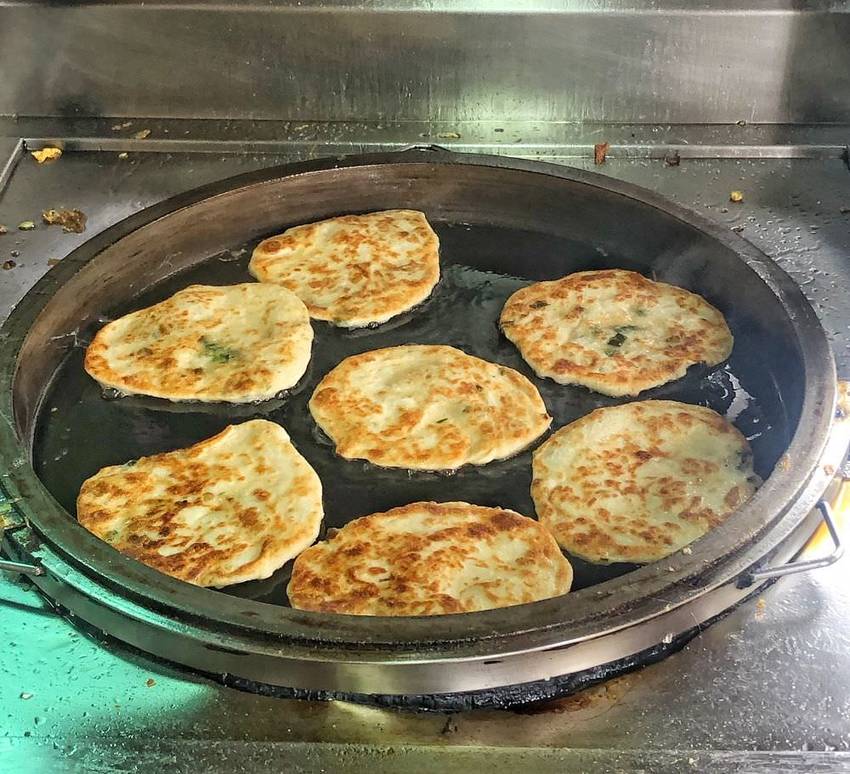 傳統北方眷村古早味【張記早餐店】飄香在地40年 每日現做蔥油餅香酥脆 生意強強滾 | 小白只饗ㄔ美食