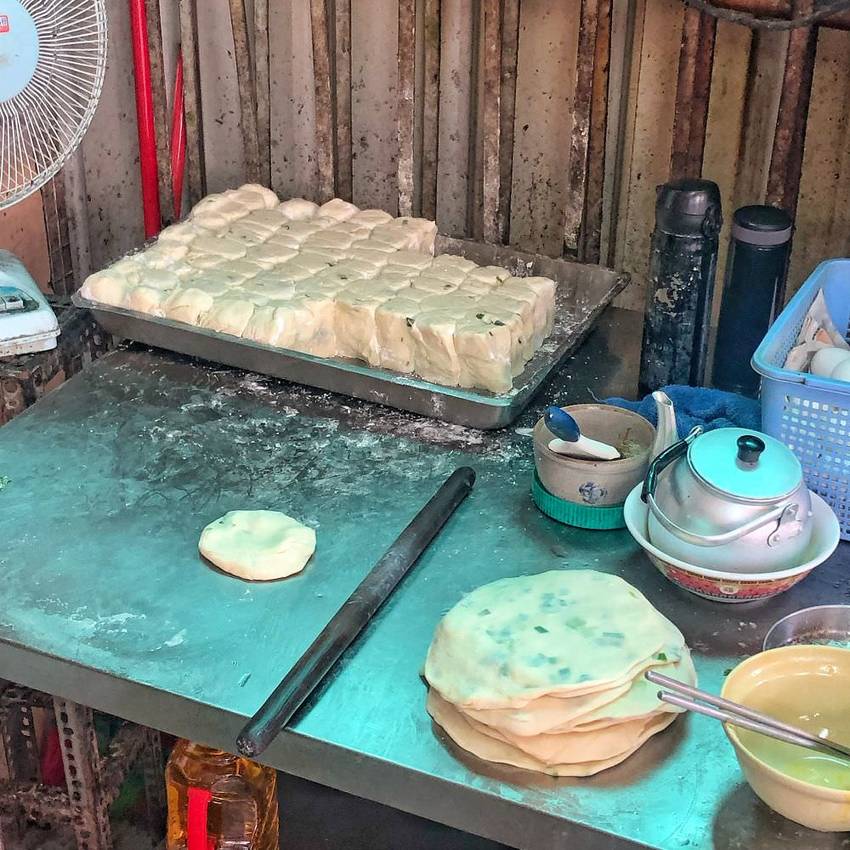 傳統北方眷村古早味【張記早餐店】飄香在地40年 每日現做蔥油餅香酥脆 生意強強滾 | 小白只饗ㄔ美食