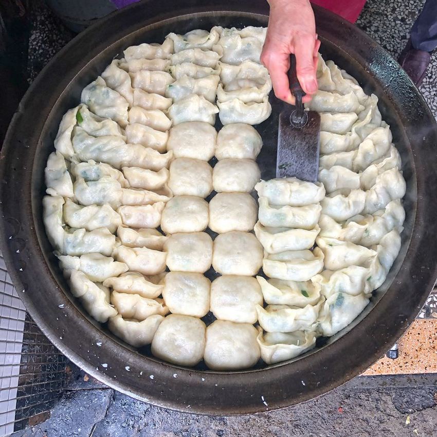 傳統北方眷村古早味【張記早餐店】飄香在地40年 每日現做蔥油餅香酥脆 生意強強滾 | 小白只饗ㄔ美食