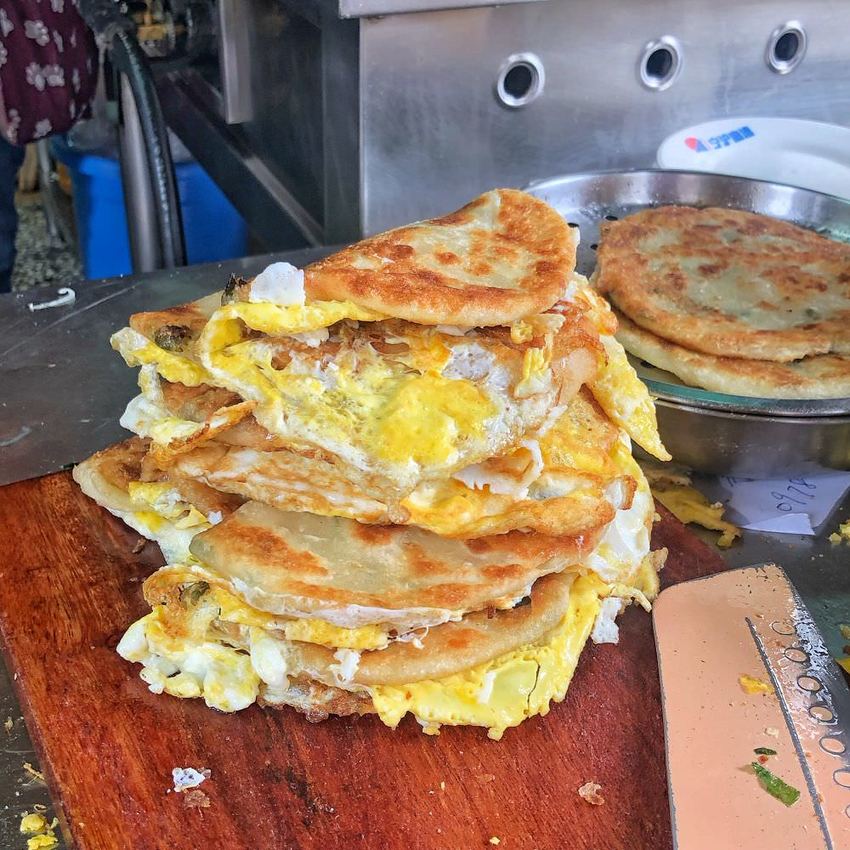 傳統北方眷村古早味【張記早餐店】飄香在地40年 每日現做蔥油餅香酥脆 生意強強滾 | 小白只饗ㄔ美食