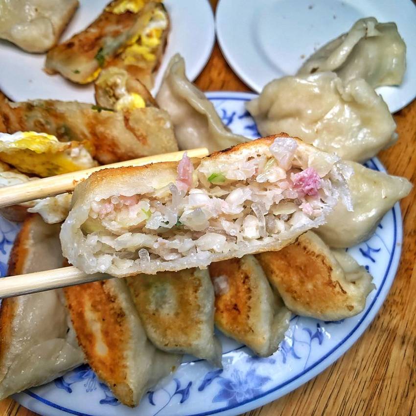 傳統北方眷村古早味【張記早餐店】飄香在地40年 每日現做蔥油餅香酥脆 生意強強滾 | 小白只饗ㄔ美食