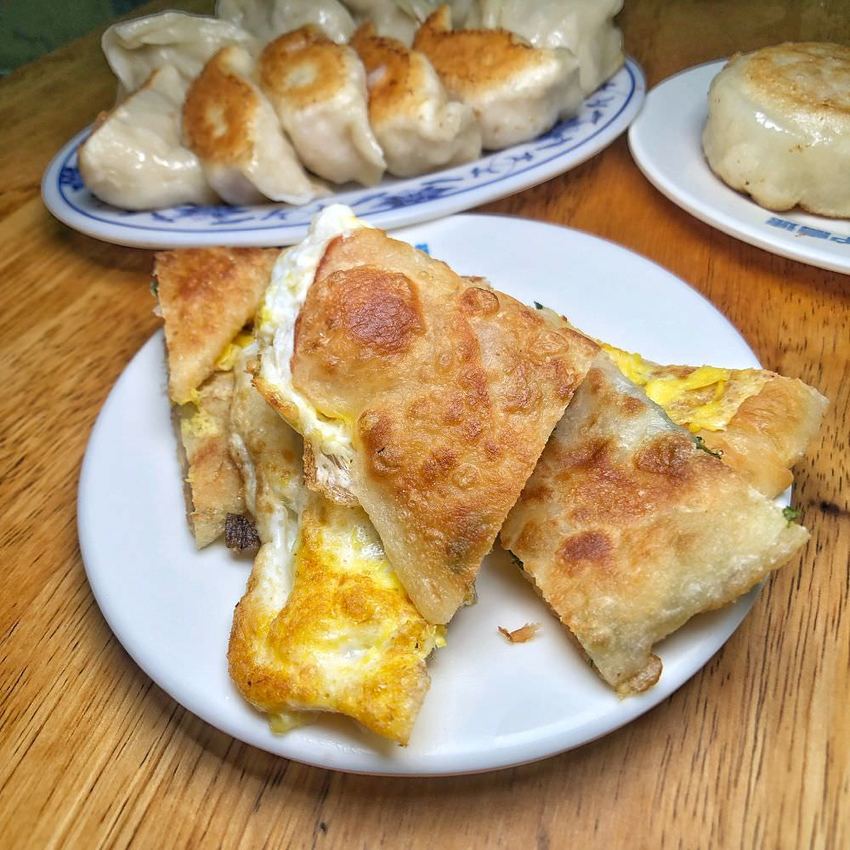 傳統北方眷村古早味【張記早餐店】飄香在地40年 每日現做蔥油餅香酥脆 生意強強滾 | 小白只饗ㄔ美食